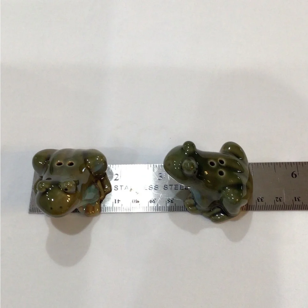 Adorable Frog Salt & Pepper set EUC - Picture 7 of 7